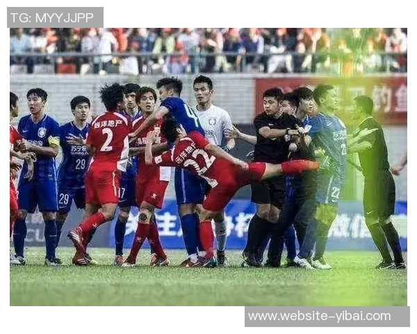 足球赛场上的暴力冲突引发群殴事件引起社会广泛关注与讨论